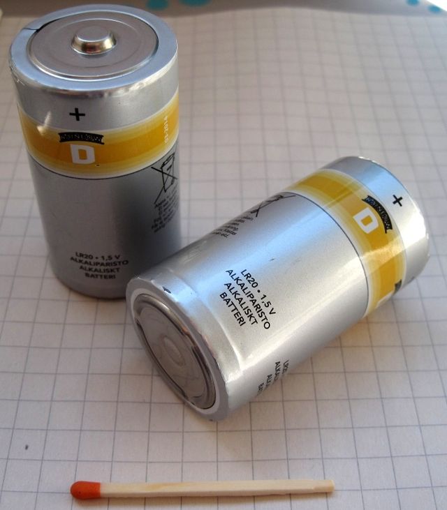 D battery بطارية الورق الأبيض